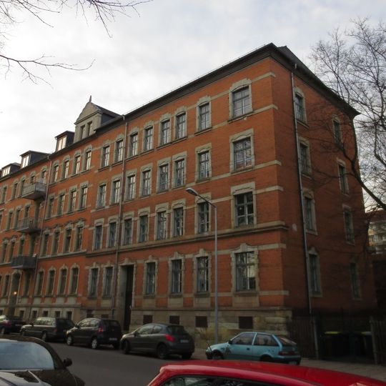 Mietshaus in halboffener Bebauung; Schloßteichstraße 9