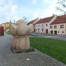 Plastika před obchodním domem v Třešti