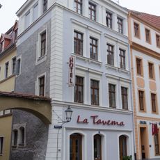 Wohnhaus in geschlossener Bebauung, mit Läden mit originalen Fronten, Eckhaus Brüderstraße 1 (Plattnerstraße 9)