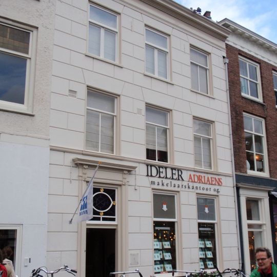 Pand met gepleisterde lijstgevel, empire ingangsomlijsting