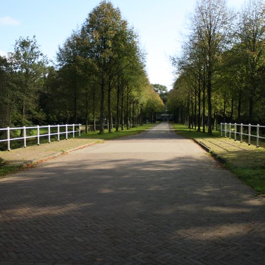 Oranjewoud, hek op bakstenen dam
