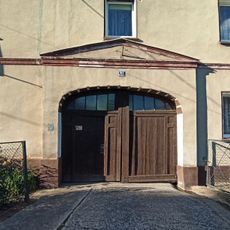 Brama z przejazdem z XIX w. przy domu Wolności 53 w Lubrzy