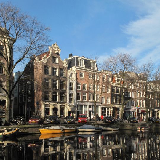 Pand met gevel onder rechte lijst met consoles