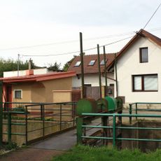 Lávka přes Vlkavu se stavidlem v Kostomlatech nad Labem
