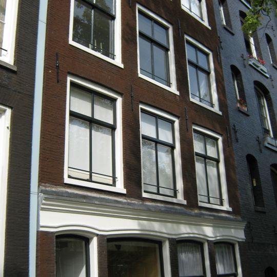 Pand met gevel onder rechte lijst