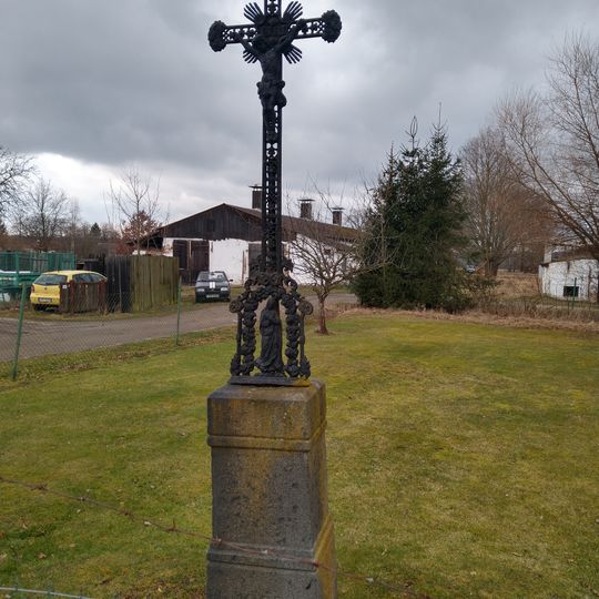 Kříž v severní části vsi