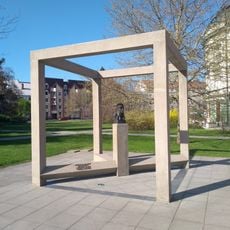 Pomník Leopolda Bauera v Krnově na Hlavním náměstí