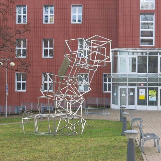 Kovová plastika před Fakultou umění a designu univerzity v Ústí nad Labem
