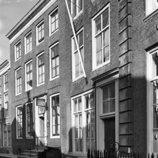 Huis met lijstgevel waarin eenvoudige voordeuromlijsting