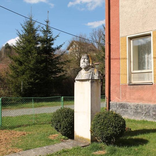 Pomník Jana Amose Komenského v Bušíně před školou