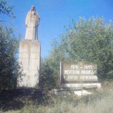 Monument la mormântul comun al cca 6000 victime ale fascismului (1941-1945)
