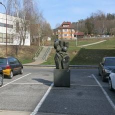 Figurální plastika u vysokoškolských kolejí ve Starém Harcově