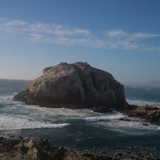 Islote o Peñón Peña Blanca y las formaciones rocosas de la Punta de Peña Blanca