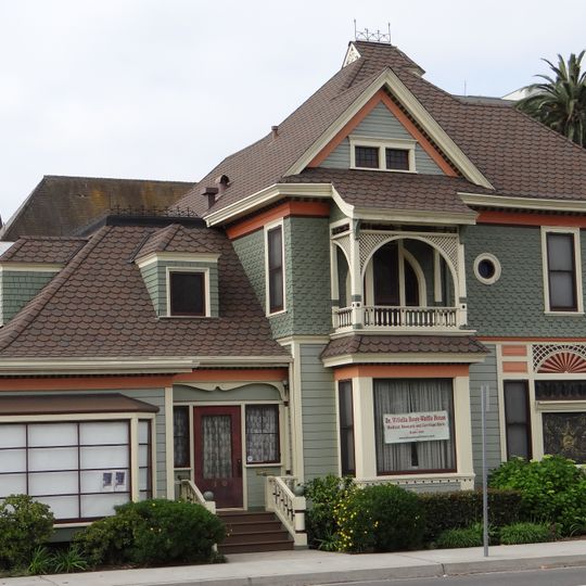 Howe-Waffle House and Carriage House