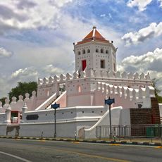 Phra Sumen Fort
