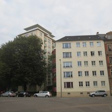Zwei fünfgeschossige Mietshäuser (siehe auch Promenadenstraße 34) und ein zehngeschossiges Hochhaus (Arndtplatz 4) Arndtplatz 3, 4