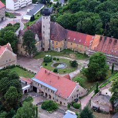 Sachgesamtheit Rittergut und Schloss Schieritz, mit den Einzeldenkmalen: Hauptgebäude (Nr. 2, mit Wendelstein), Verwaltungsgebäude (Nr. 3) und Wirtschaftsgebäude mit Anbau (Nr. 4), sowie große Toreinfahrt an der Straße Schloßberg, Stützmauern