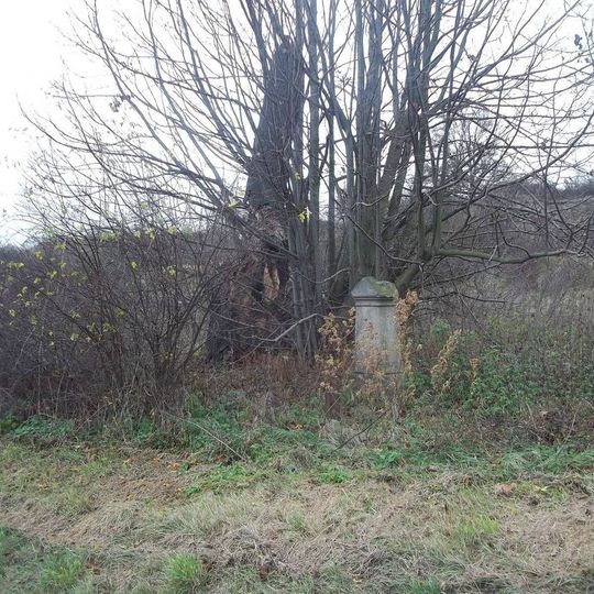 Kříž západně od Semošic u polní cesty