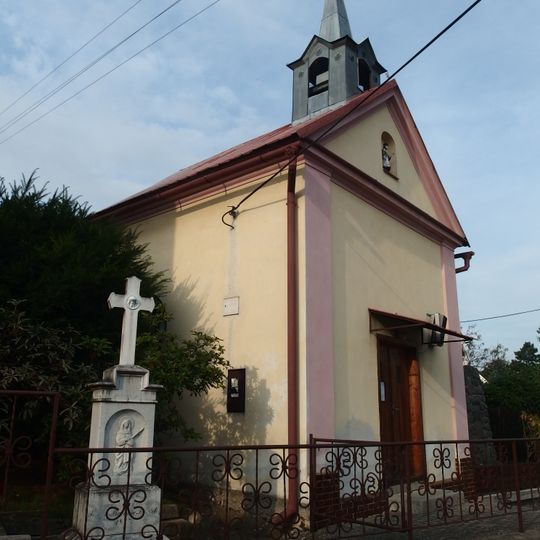 Kříž v Nemili vedle kaple Narození Panny Marie