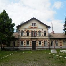 Pamätné miesto s pamätníkom, budova administratívna