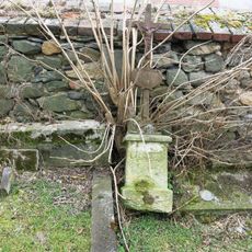 Kříž u hřbitovní zdi v Chouči