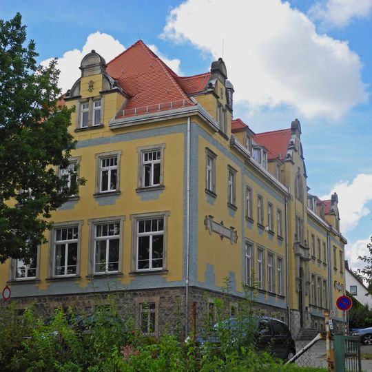 Ehem. Schulgebäude , mit Einfriedung Schulstraße 6