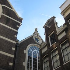 Huis, bovenpui met uit oude fragmenten opgetrokken hals