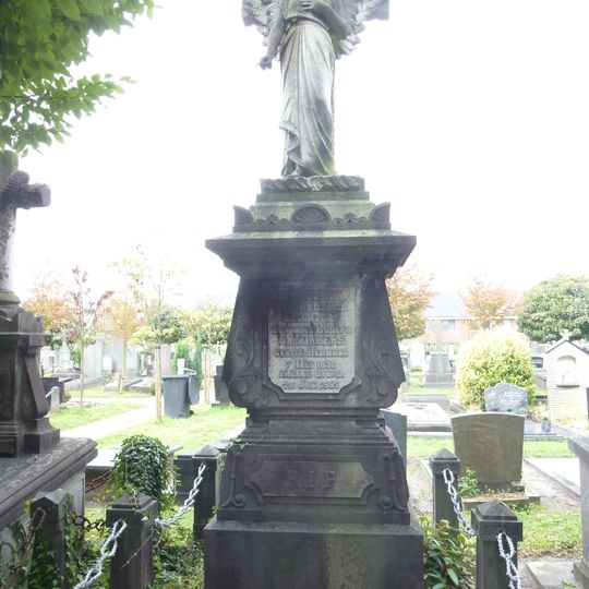 Hoge staande grafzerk voor M.W. van Glabbeek