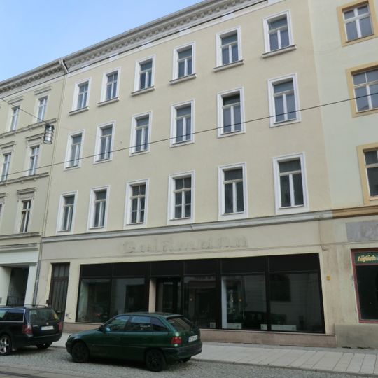 Mietshaus in geschlossener Bebauung, mit Laden Berliner Straße 33