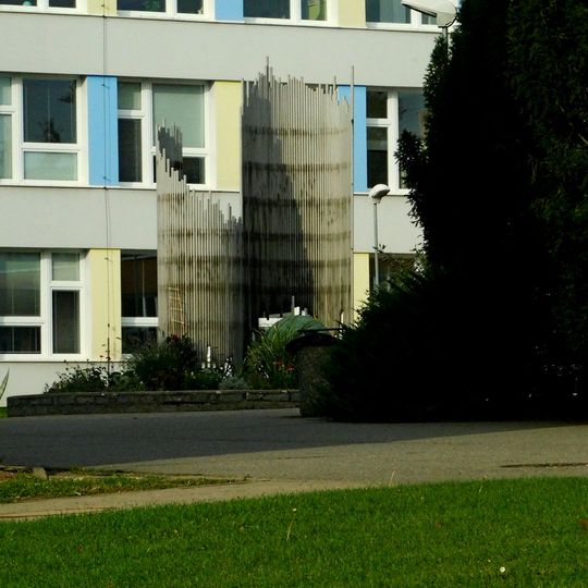 Plastika u školy ve Wolkerově ulici v Havlíčkově Brodu