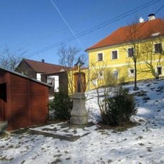 Pamětní kříž v Borovanech na návsi