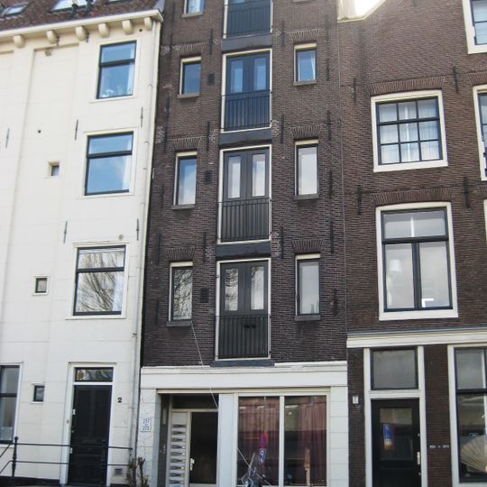 Pakhuis met gevel onder rechte lijst met twee consoles