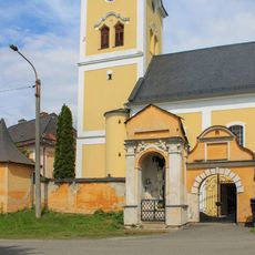 Kaplička Golgota v Moravičanech u vstupu do areálu kostela