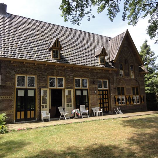 Heeswijk: jachthuis met woning aan de rechterzijde van de oprijlaan tussen Gouverneursweg en kasteel