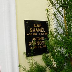 Pamětní deska Aloise Sháněla a Antonína Přenosila na kapli v Chýstovicích