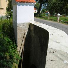 Most silnice III/14718  na západní straně návsi v Mažicích