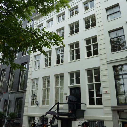 Pand met vijf vensters brede zandstenen gevel met hoeklisenen en triglyfenlijst