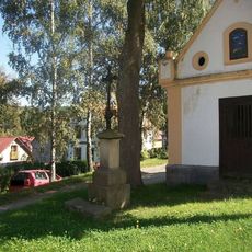 Kříž před kaplí v Brdu