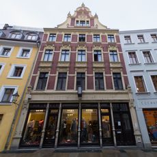 Mietshaus in geschlossener Bebauung, mit Laden mit originaler Front Breite Straße 3