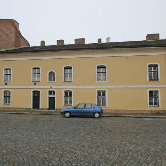 Kasárna jednoduchá náměstí Boženy Němcové 229, 382, 383