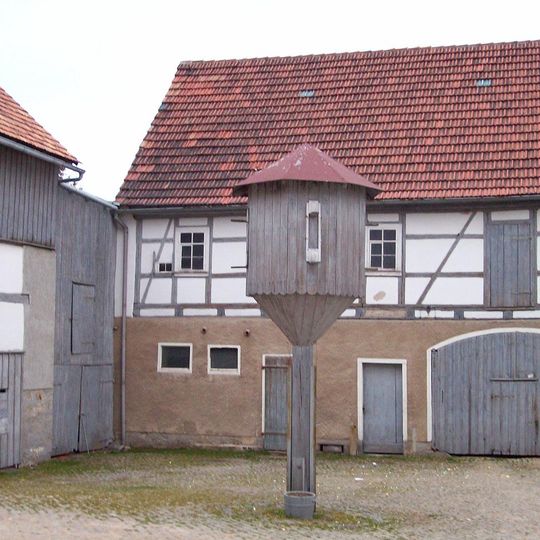 Brendelhof: Portal, Sandsteintrog und zwei Seitengebäude Kirchweg 2