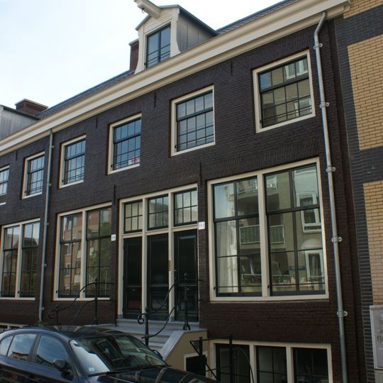 Aaneengesloten reeks onderkelderde dijkwoningen