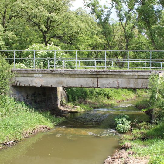 Most přes Loděnici mezi Dolním Bezděkovem a Bratronicemi