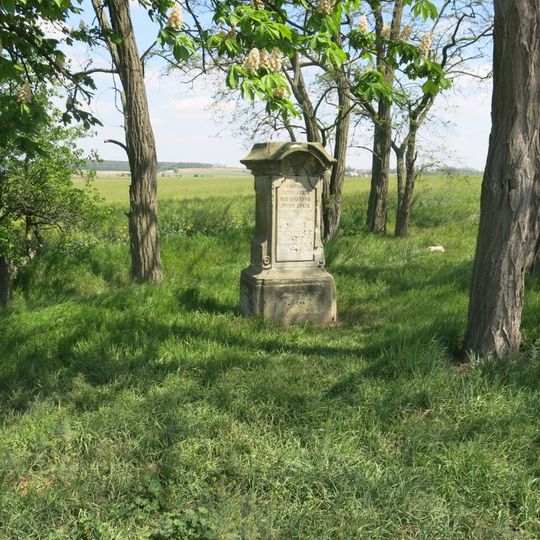 Kříž na rozcestí polních cest východně od Budyně