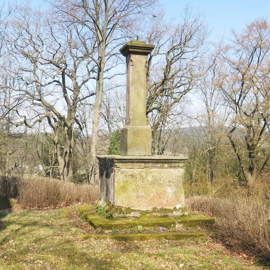 Sloup v lese poblíž Bredovského zámečku ve Lvové