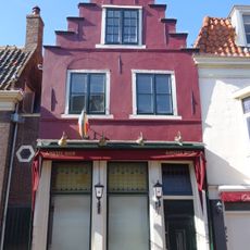 Huis met gepleisterde trapgevel