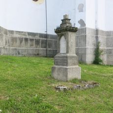 Kříž u kostela v Josefově Dole