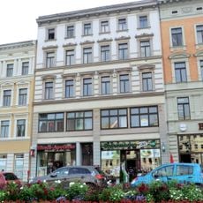 Wohnhaus in geschlossener Bebauung, mit Läden Postplatz 13