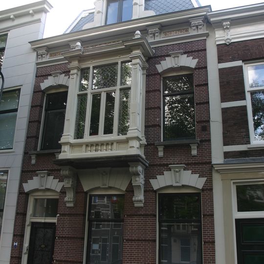 Woonhuis in een bouwstijl verwant aan de neo-hollandse-renaissancestijl