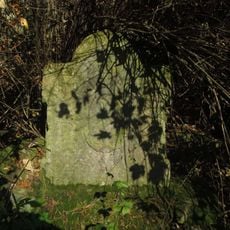 Křížový kámen u hradu v Dolní Bělé